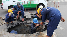 Thông tắc bồn cầu